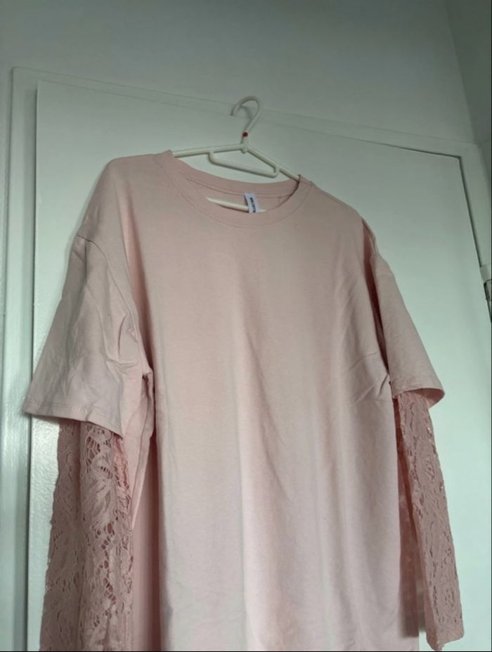 Pull tee shirt manches dentelle rose