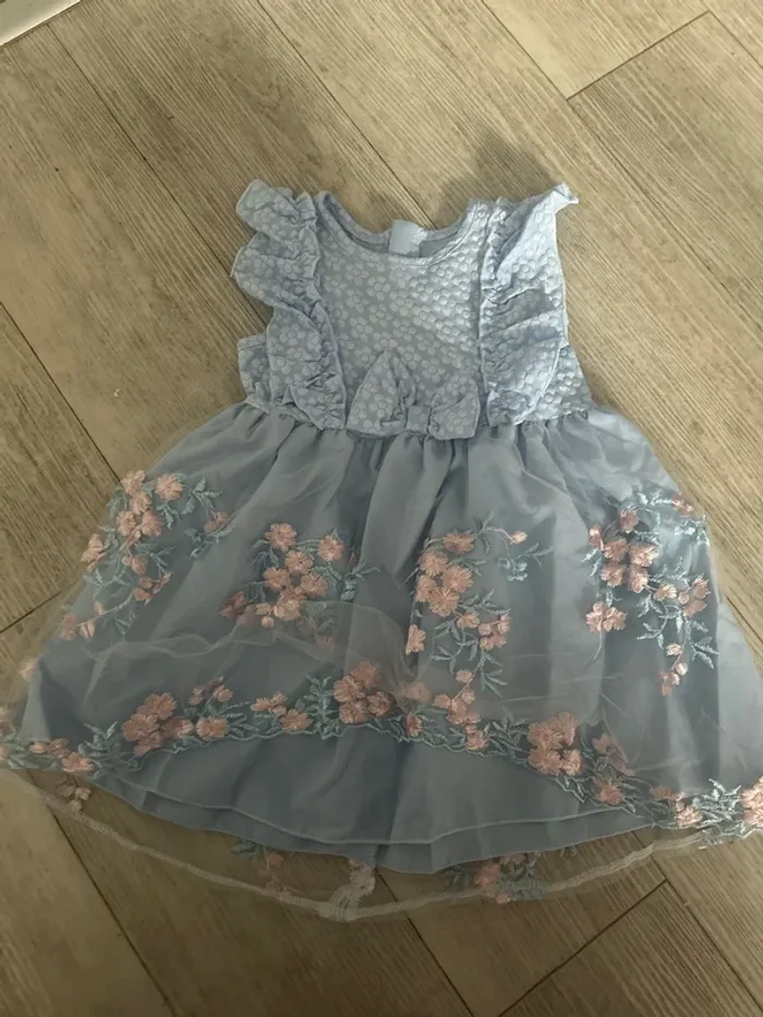 Magnifique robe avec broderie 🌸