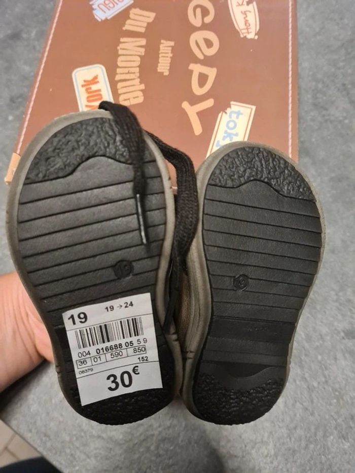 Chaussure taille 19 - photo numéro 4