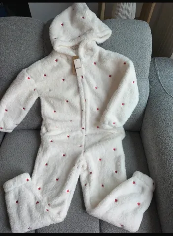 Combinaison toute douce poils doux polaire/pilou pilou blanc motifs cœurs rouge Etam neuve