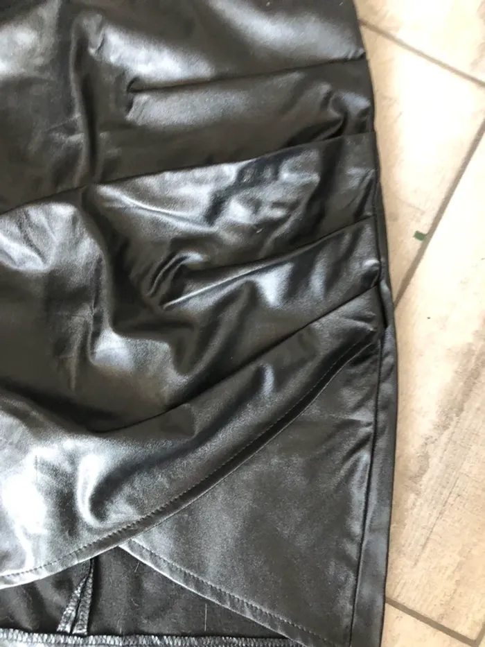 Jupe courte simili cuir Shein TBE Taille S - photo numéro 3
