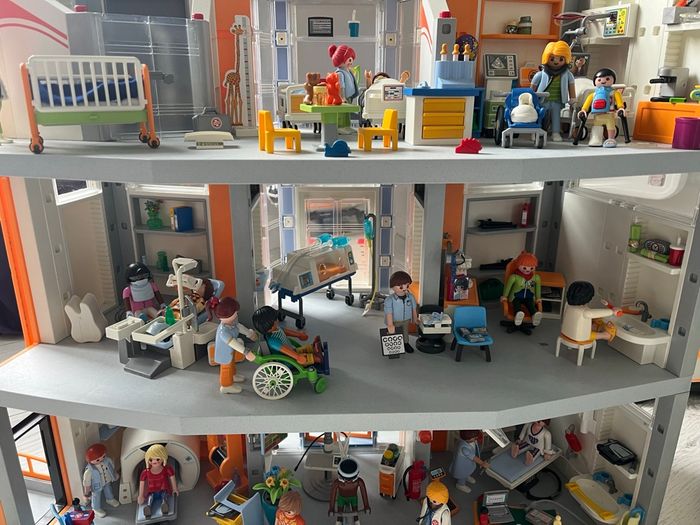 Playmobil hôpital 3 niveaux + helisurface