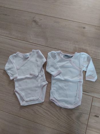 Lot de 2 bodies croisés fille 1 mois comme neuf (78)