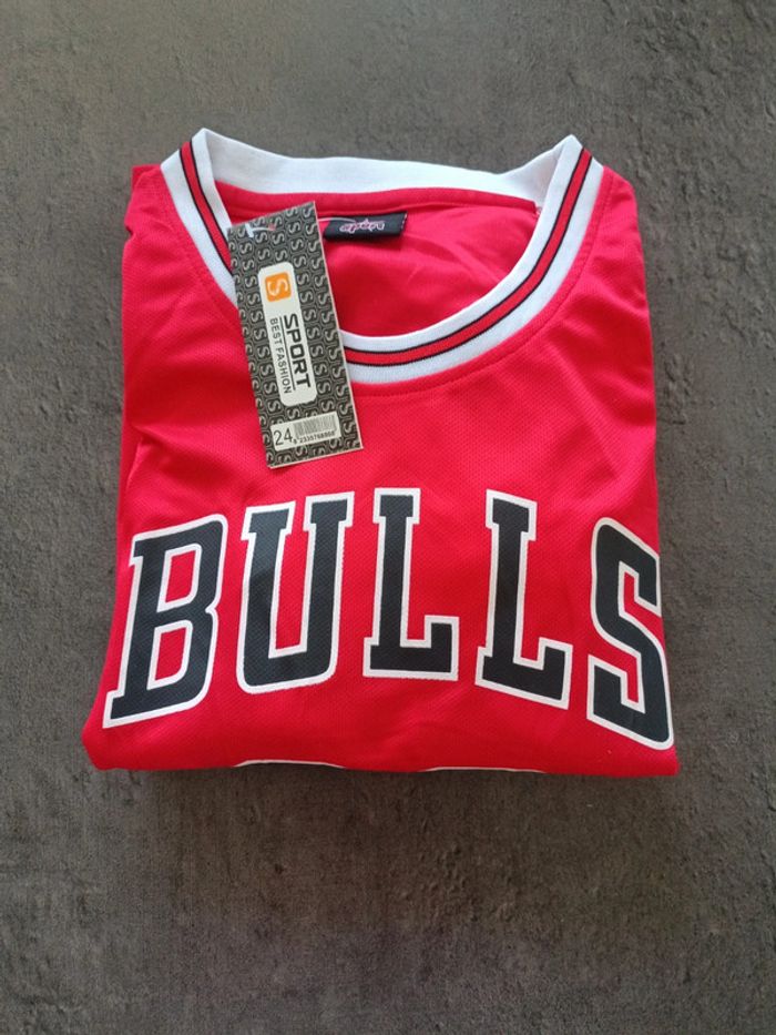 Tenue NBA Chicago Bulls Michael Jordan rouge. T.24 - photo numéro 4
