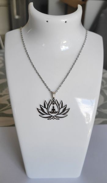COLLIER YOGA MEDITATION LOTUS ARGENTE ! NEUF !