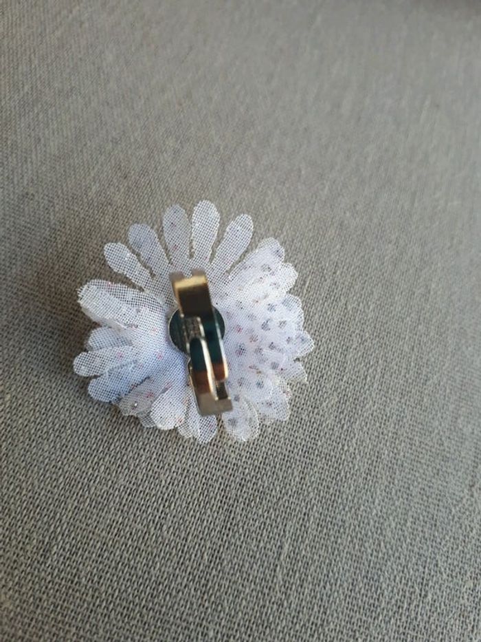 Bague fleur blanc et argenté - photo numéro 4