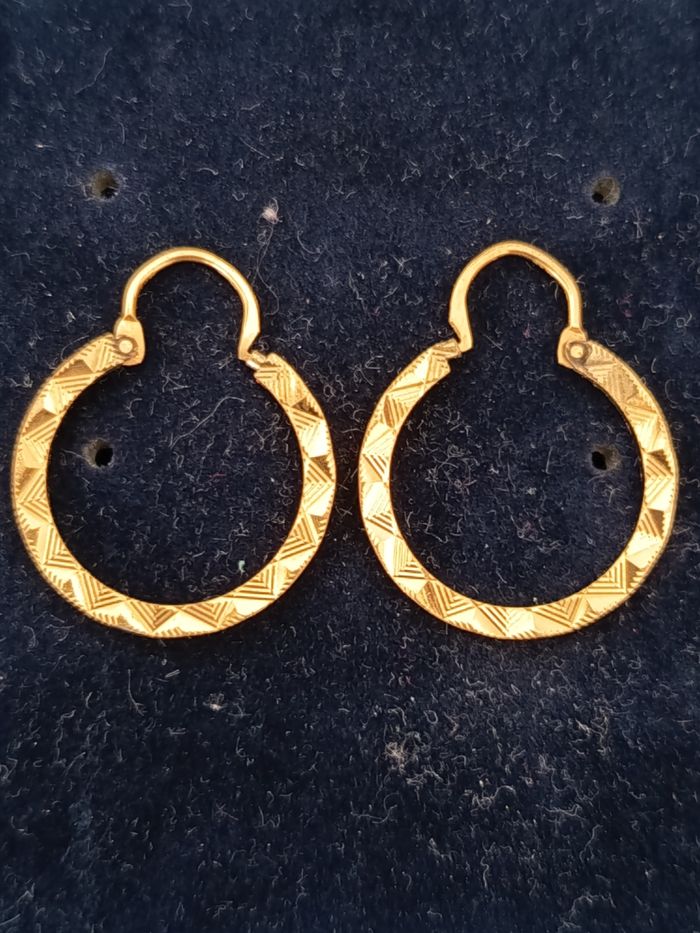 Boucles d'oreilles plaqué or.