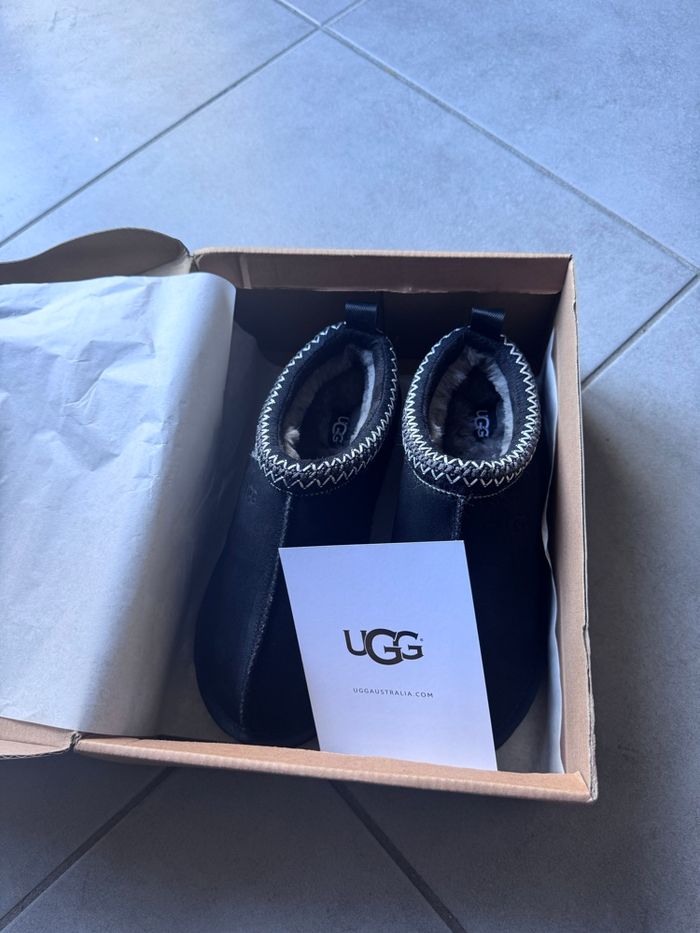 Paire de chaussons pantoufles UGG taille 38 - photo numéro 2