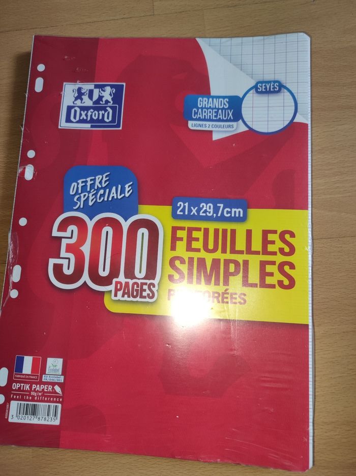 Lot Classeur, feuilles et pochette perforées neuf - photo numéro 2