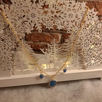 Collier doré avec pendentif bleu et doré