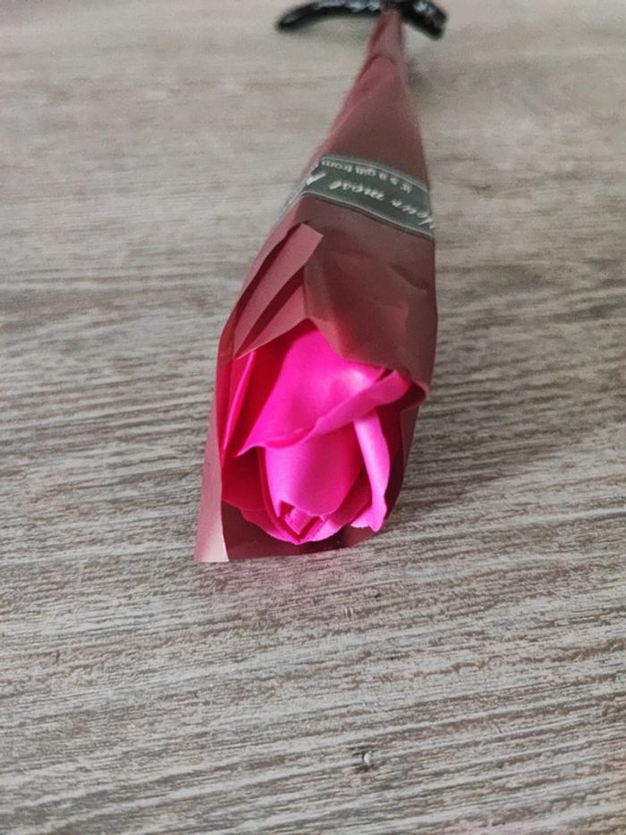 Rose en savon , idée cadeau , pour votre bain - photo numéro 2