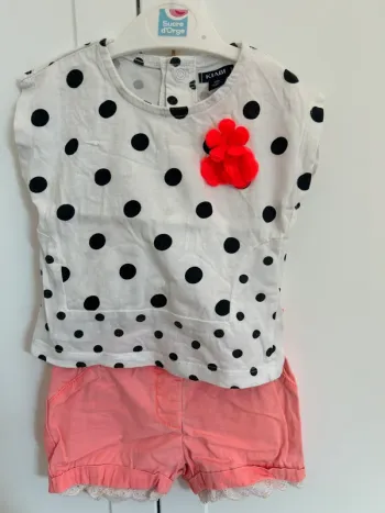 Tee shirt à pois et short