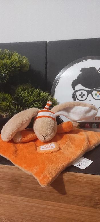 doudou lapin baby folly matron orange bonnet rayé rayures  beige blanc Carré