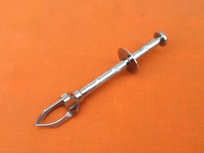 Années 1960 Pince " crabe " à glace / sucre Inox Bouton poussoir / 3 griffes