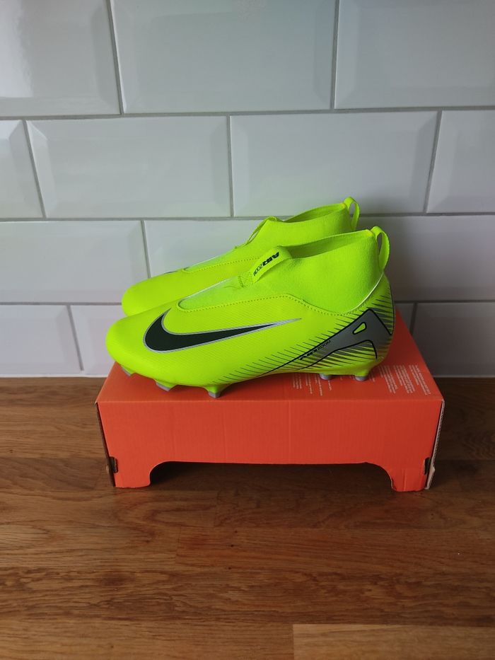 Crampons Nike T 38.5 - photo numéro 2