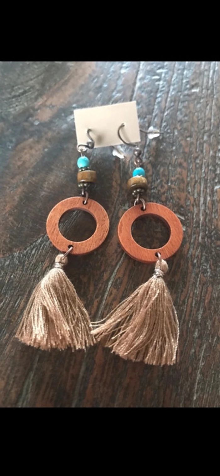 Magnifique paire de boucles d’oreilles avec perles, pompons et bois - photo numéro 4