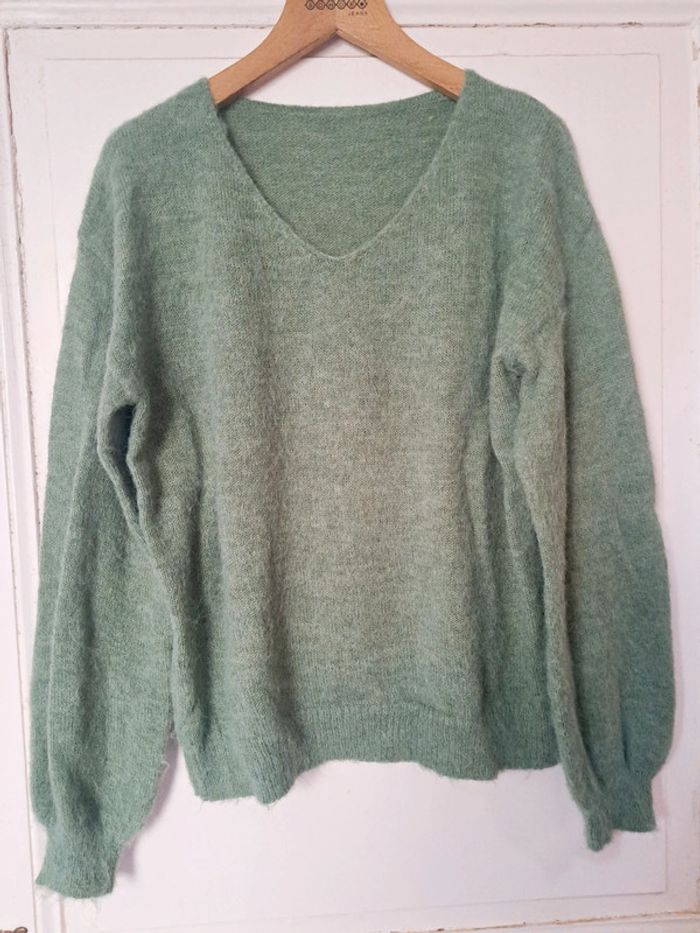 Joli pull col V en maille effet mohair.