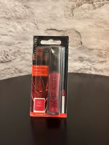 Rouge à lèvres vivid hot lacquer.