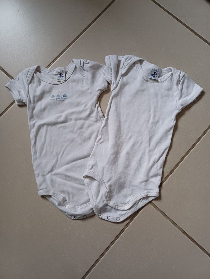 2 bodies manches courtes Petit bateau  12 mois