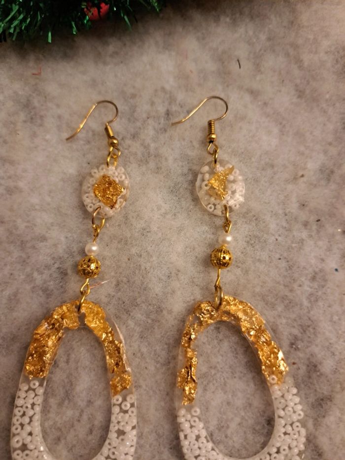 Boucles d'oreilles pendante en résine blanche et doré - photo numéro 7