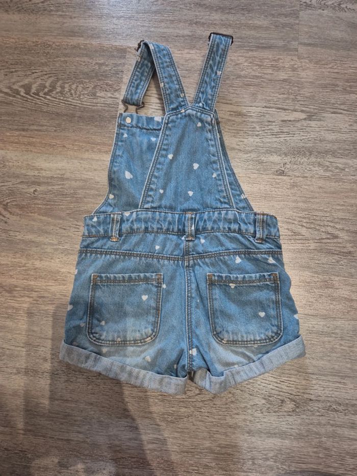 Salopette short en jean avec coeurs - photo numéro 4