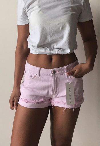 Short en jean couleur rose poudré taille basse à bords bruts marque Liquor N Poker
