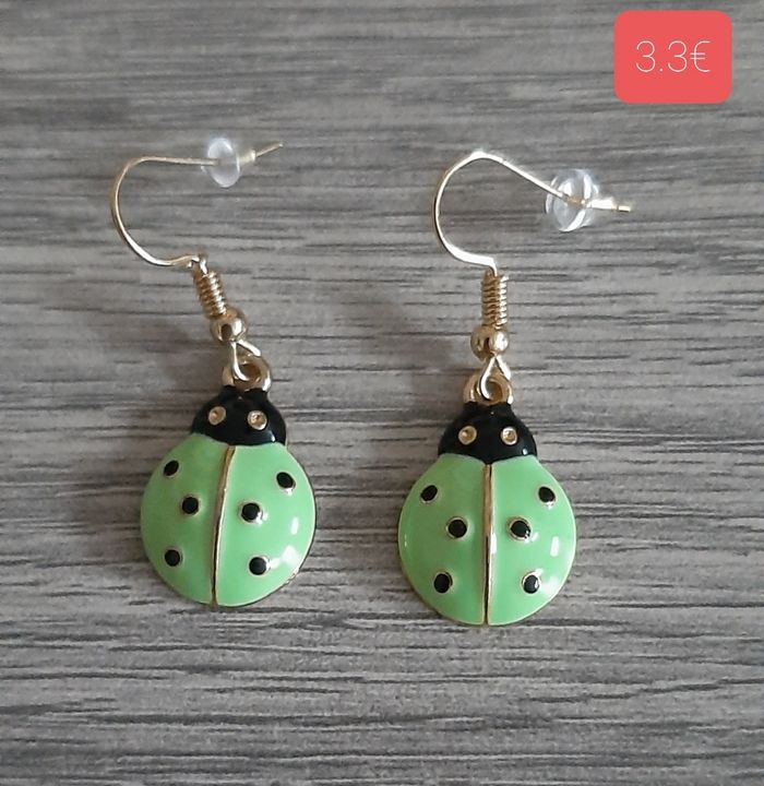 a vendre boucles d'oreilles.neuves emballees