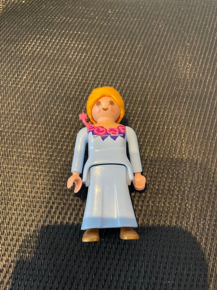Playmobil figurine femme blonde robe bleue il en fleurs et accessoire cheveux - photo numéro 3