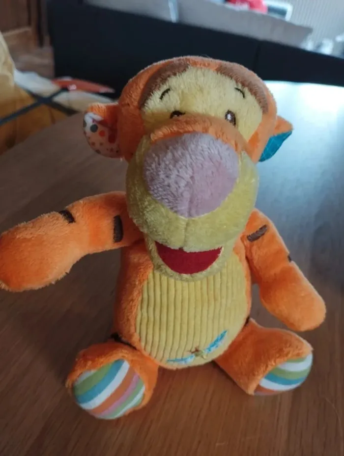 Peluche Tigrou. Matière douce genre velours. Hauteur 20 cm