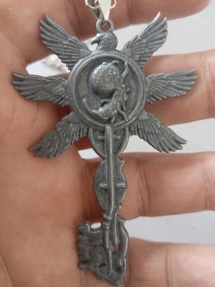 Collier clé resident evil 8 - photo numéro 2