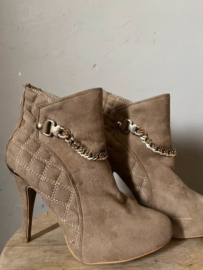 Bottines beige à talons aiguilles avec chaînes doré - photo numéro 7