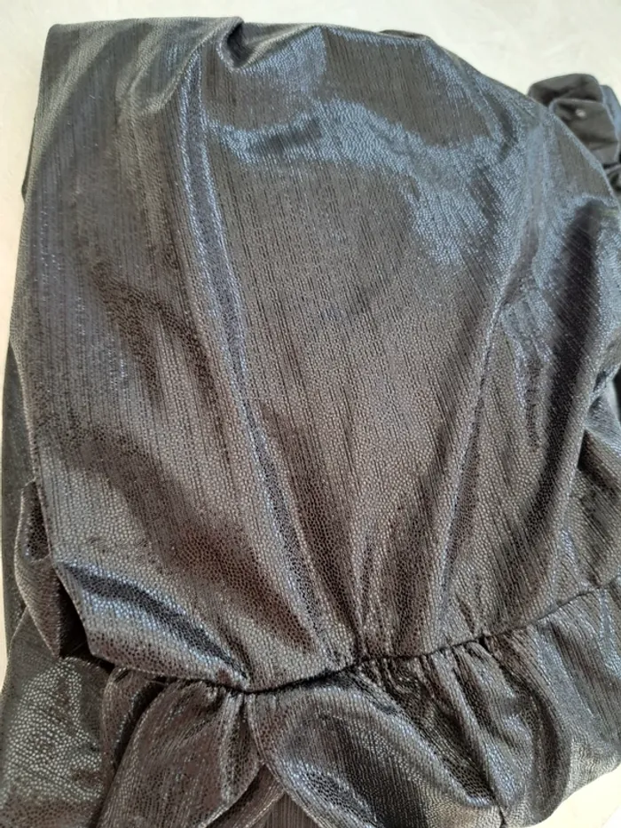 Robe noire brillante - In Vogue - taille M - ajustée - décolleté plongeant en V - robe soirée - photo numéro 7