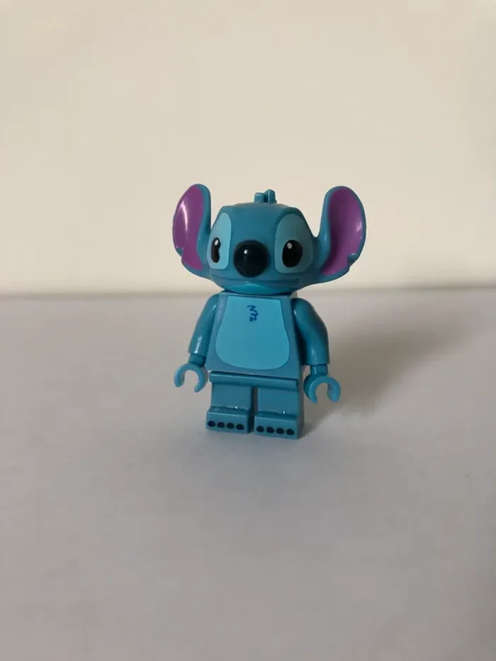 Figurine type lego Stitch. Disney