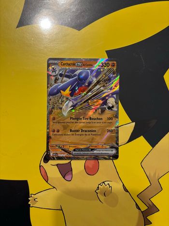 Carte Pokémon Carchacrok ex 111/217 – Héros Transcendants 