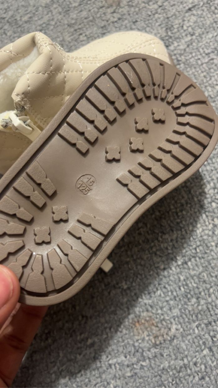 Chaussures de bébé  sans marque porté une seule - photo numéro 3