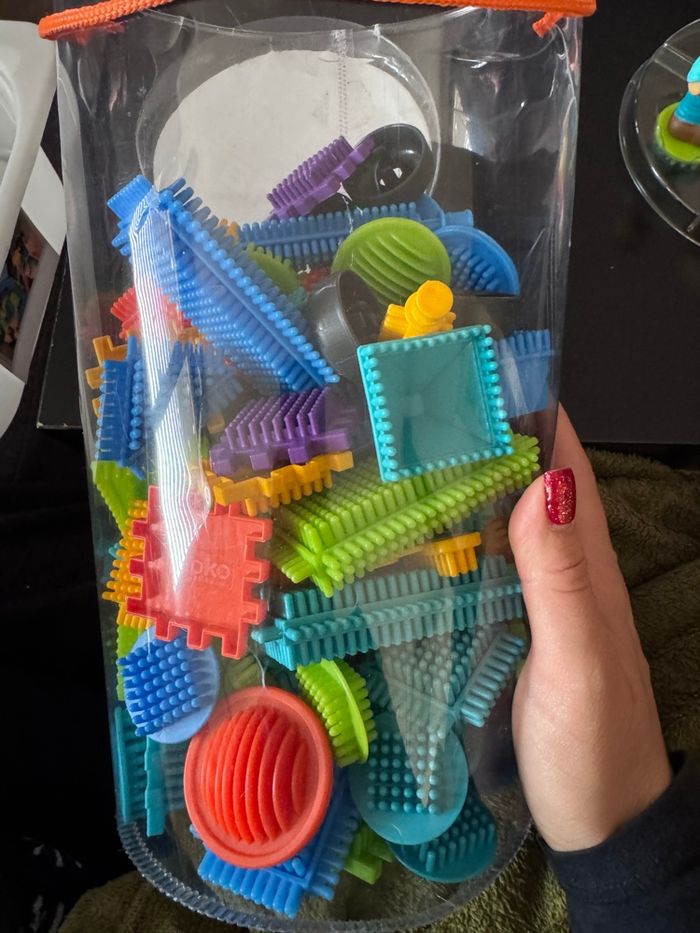 BLOKO - 93 Blocs de Construction à Picots + 4 Figurines 3D Famille - photo numéro 4