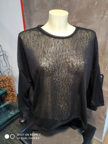 Très beau pull fin noir tout en transparence, très jolie coupe plus longue derrière L 40 42 44