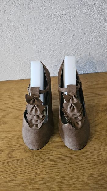 Belles chaussures à talons neuves pointure 35