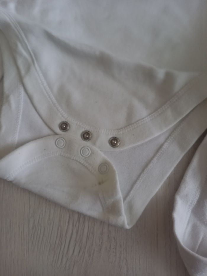 Lot de 4 bodies 18 mois - photo numéro 6