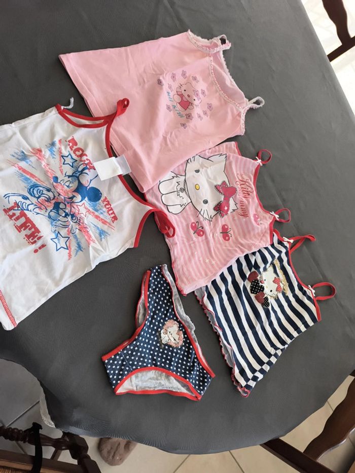 Lot de 4 débardeurs maillots de corps sans manches et 2 shorty 6-8 ans hello kitty