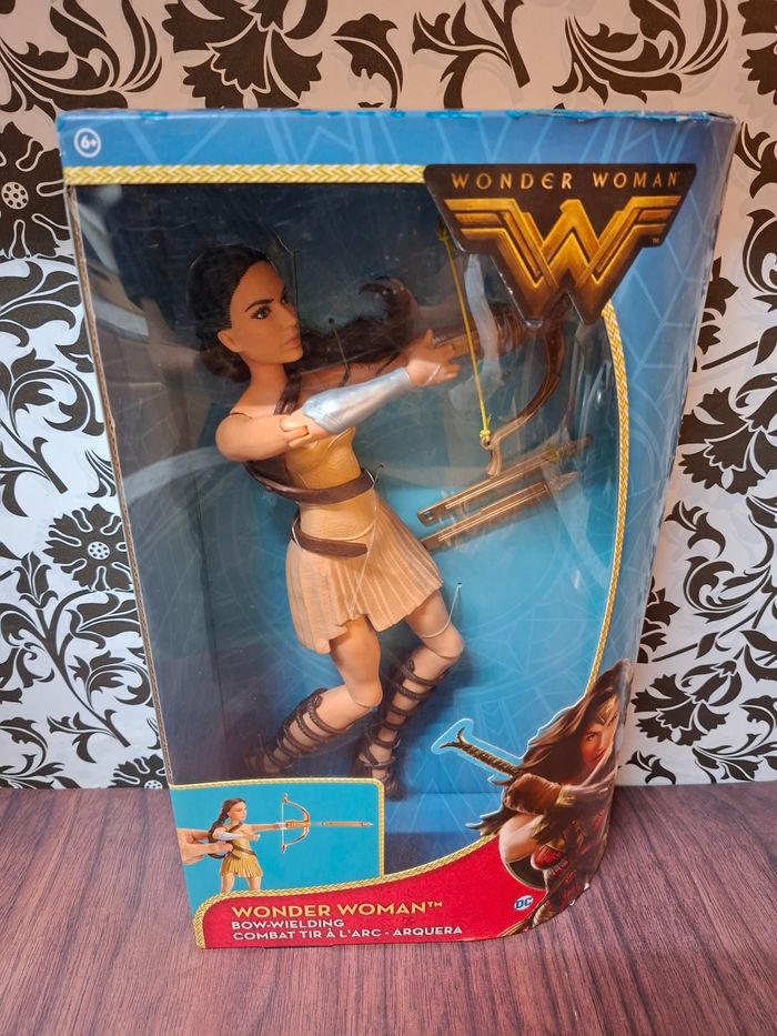 Figurine collection Wonder woman combat de tir à l’arc mattel