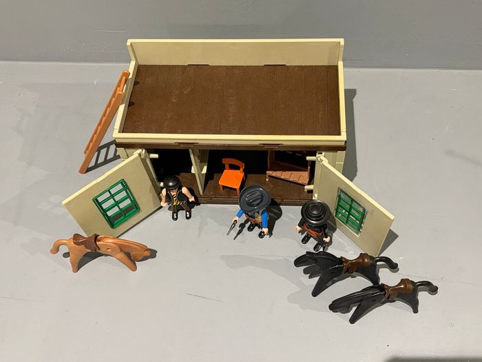 Playmobil Bureau sheriff Sherrif’s Office 3 personnages 1 sheriff, 1 policier et 1 voleur 3 chevaux - photo numéro 5