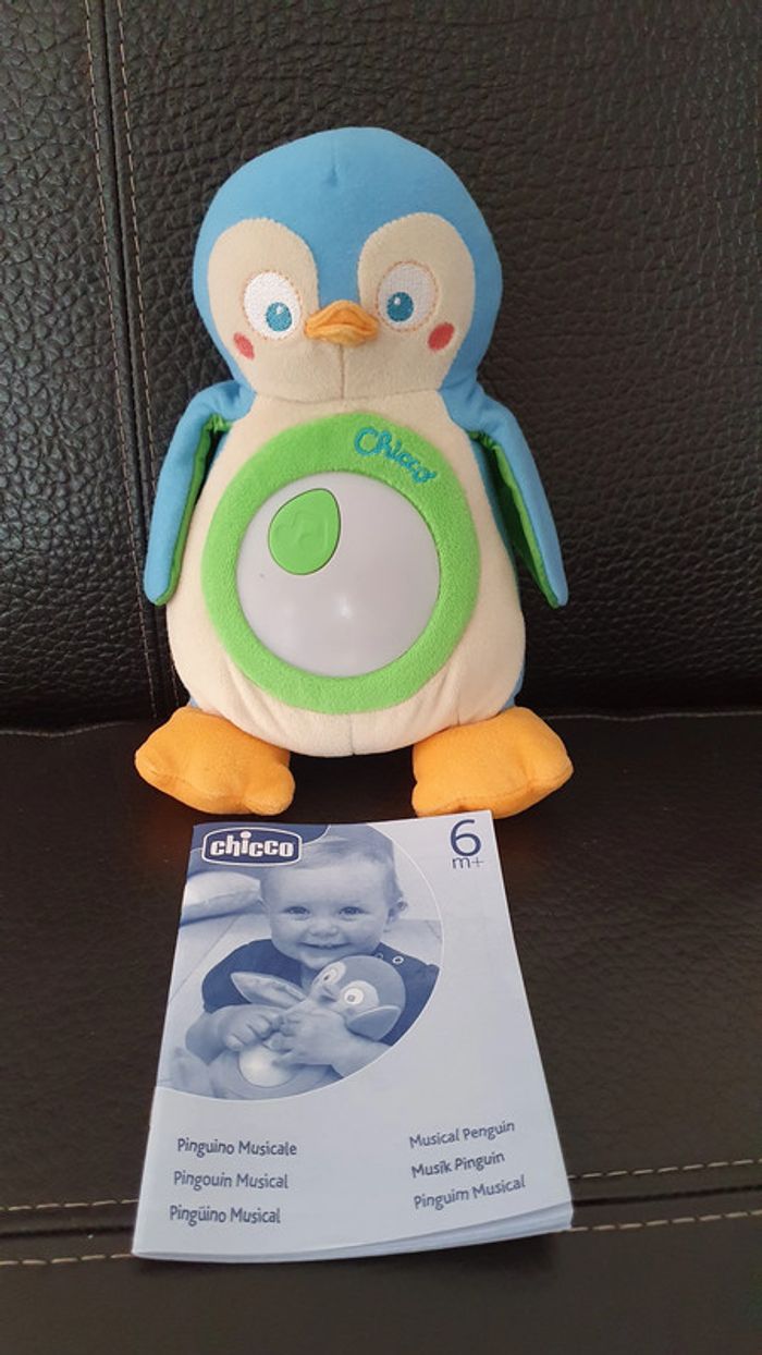 Peluche jouet d'éveil, musicale et lumineuse Pingouin de Chicco - photo numéro 2