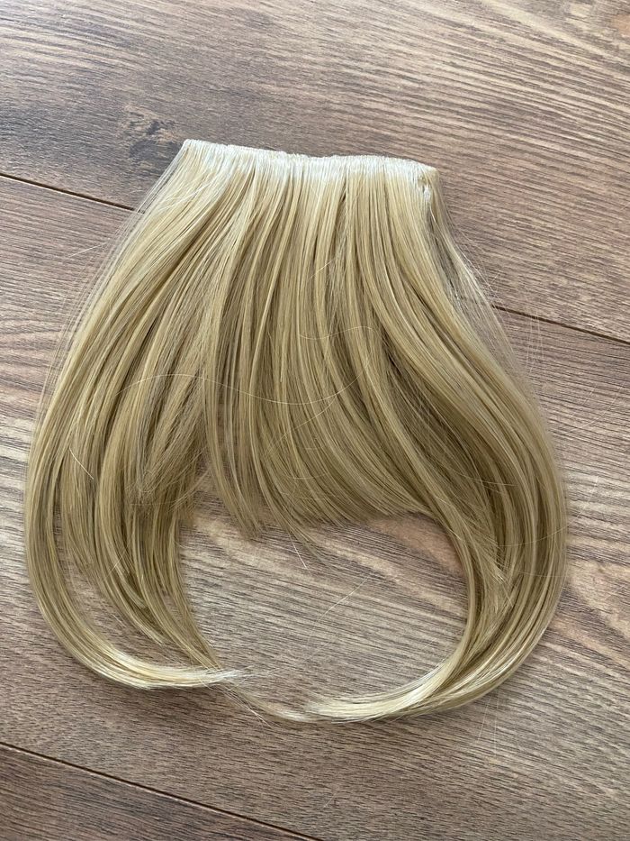 Frange blonde à pinces à clipser