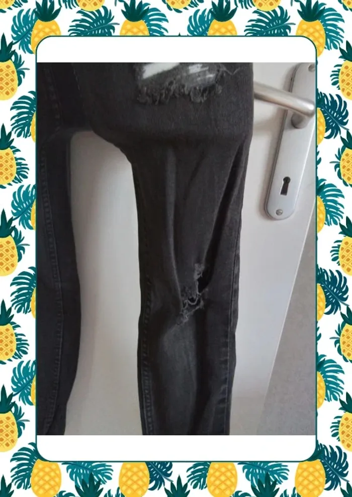 Jean noir effiloché et trous - photo numéro 4