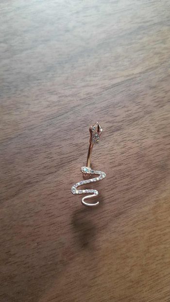 Piercing nombril doré rose – Serpent scintillant
