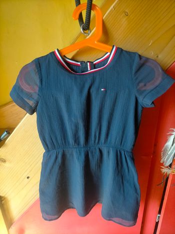 Très belle robe Tommy Hilfiger 3 ans