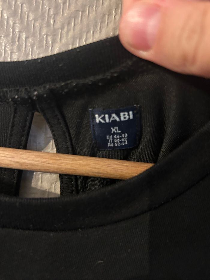 Tee-shirt légèrement ouvert dans le dos - photo numéro 4
