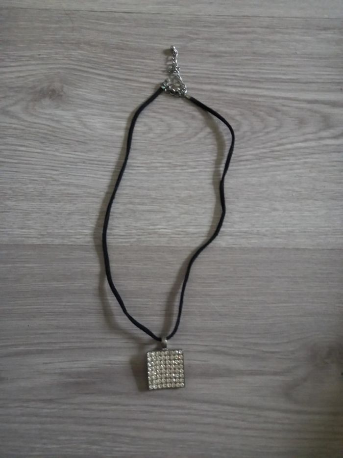 Collier lacey en cuir pendentif strass
