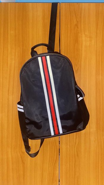 Sac a dos noir avec bandes de couleurs